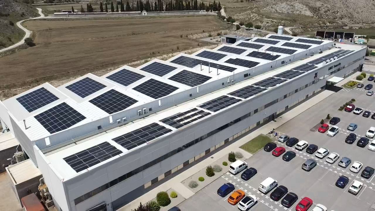 Instalación fotovoltaica sobre cubierta industrial